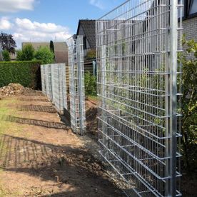 Abgrenzung in einem Garten aus Gittern