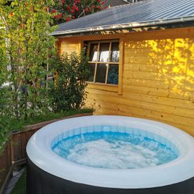 Whirlpool vor einem Gartenhaus aus Holz